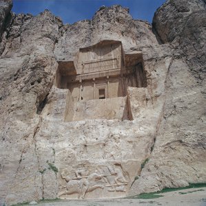 Het uit de rots gehouwen graf van Artaxerxes I, c.466-464 v.Chr., met een Sassanidische reliëf hieronder die de overwinning van Shapur I op de Romeinen afbeeldt door Achaemenid